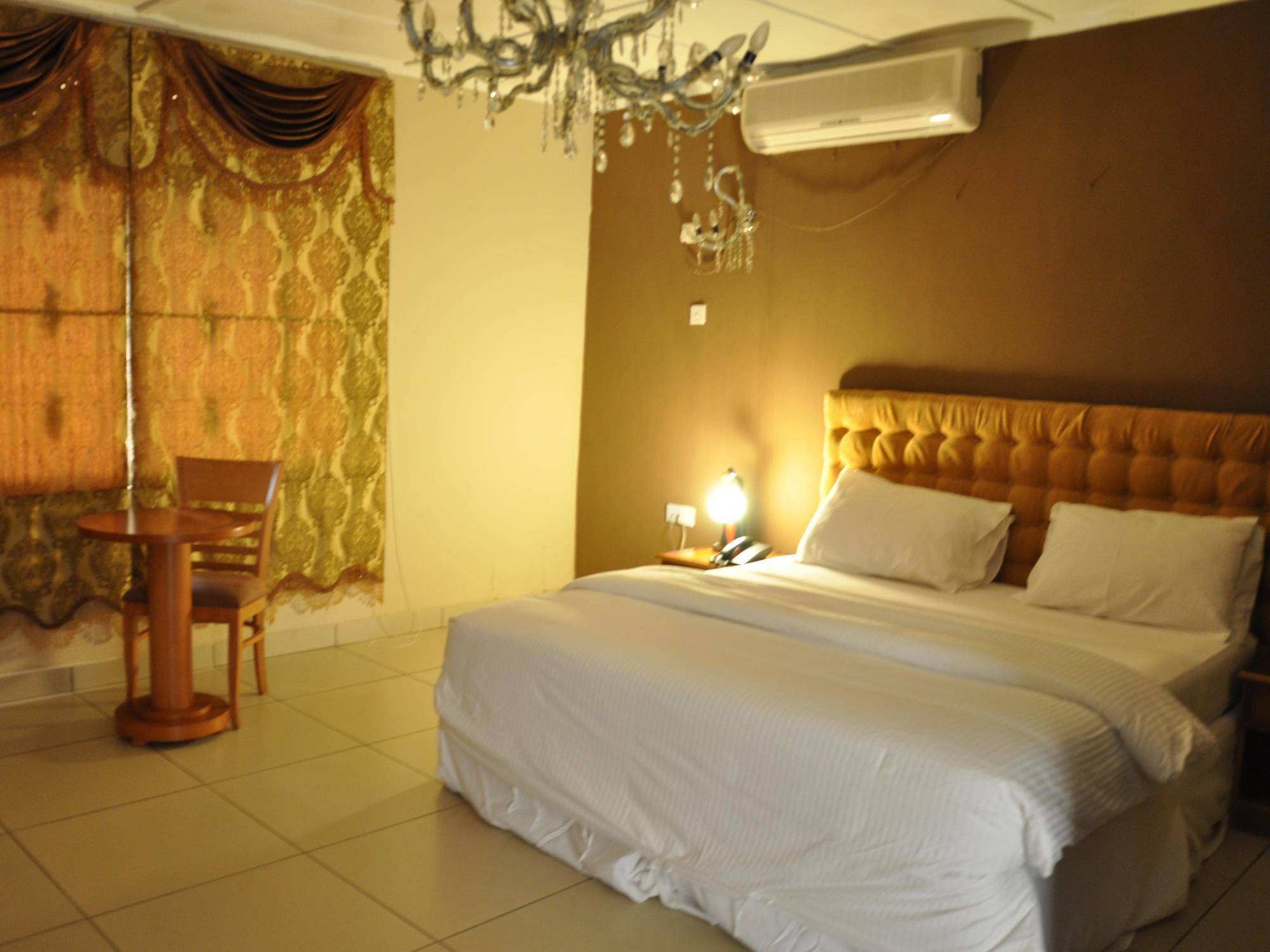 The Country Lodge Hotel Freetown Eksteriør billede