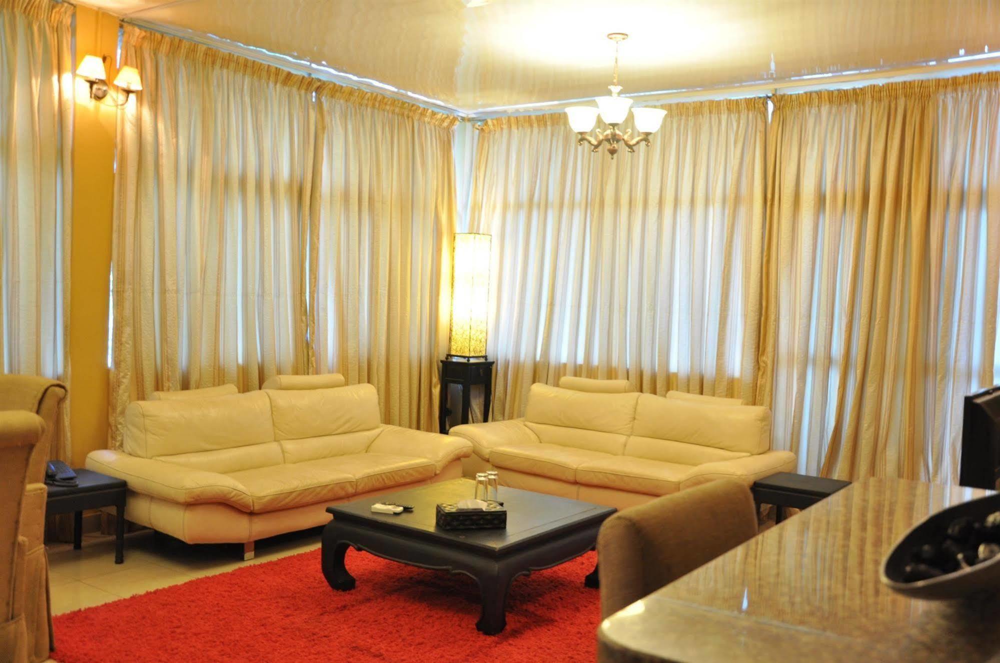 The Country Lodge Hotel Freetown Eksteriør billede
